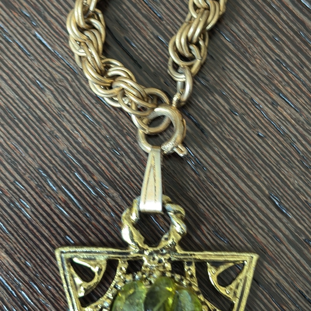 π₯HPπ₯VTG Statement Maltese Cross Pendant with Necklace, gold/ green - Picture 9 of 12